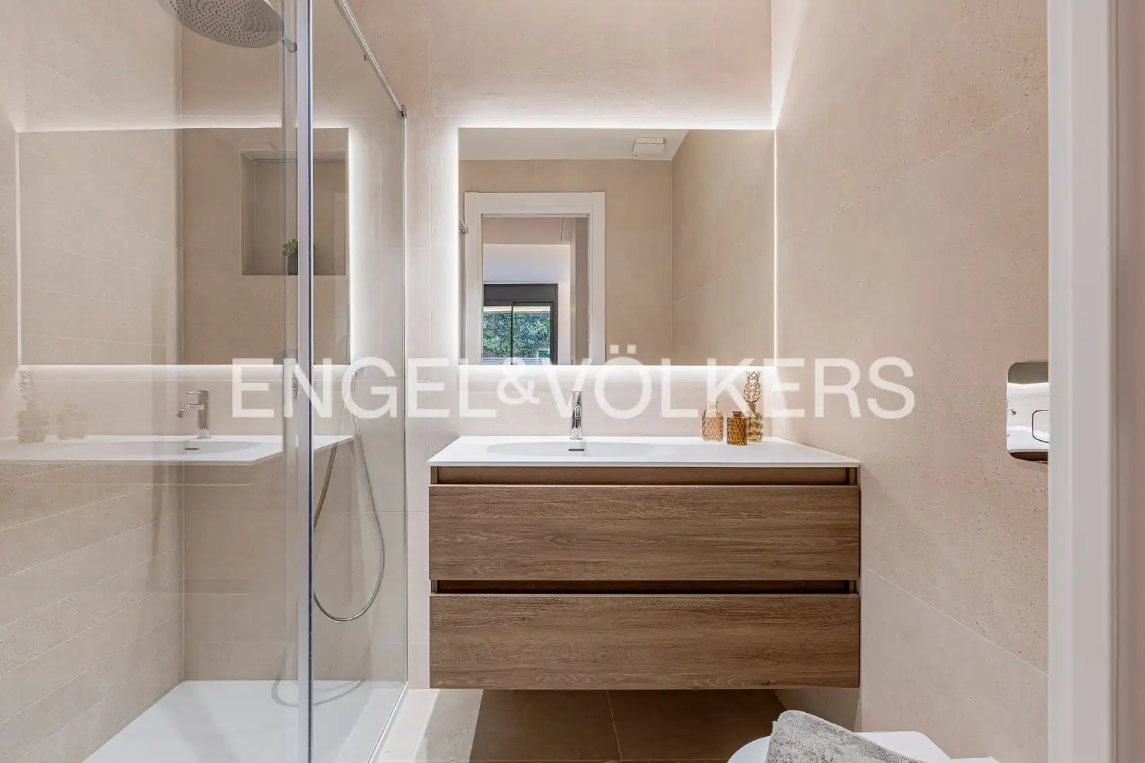 Badezimmer von Wohnung zum Verkauf in Barcelona mit Klimaanlage, Heizung und Privatgarten