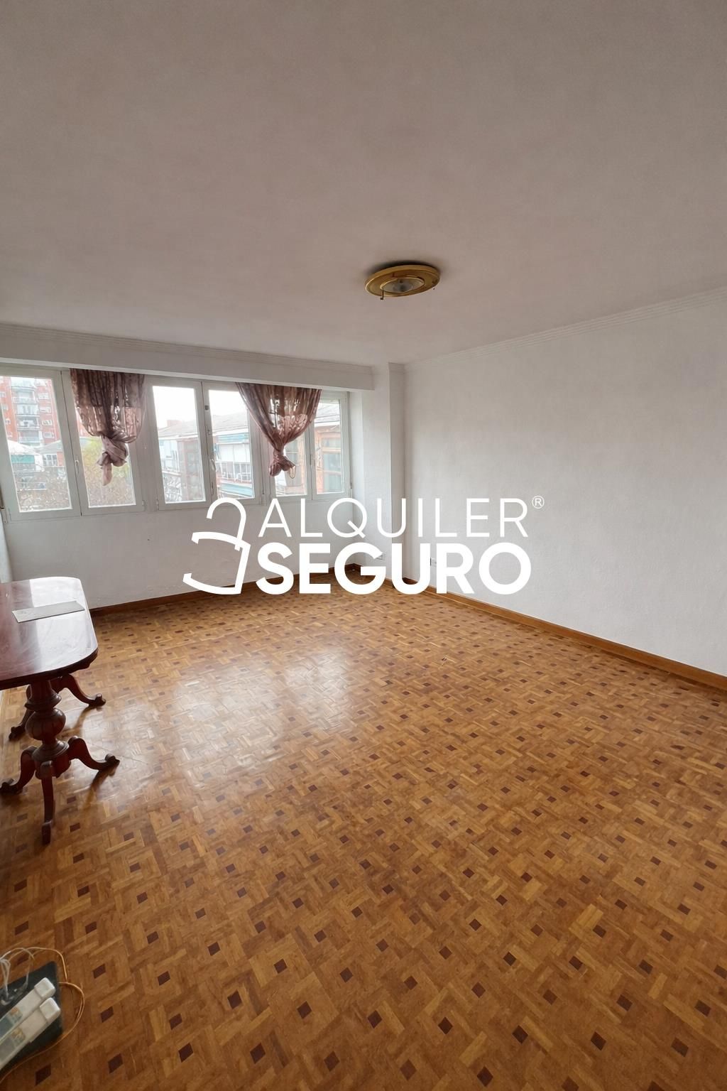 Habitación de Piso de alquiler en  Madrid Capital con Calefacción y Amueblado