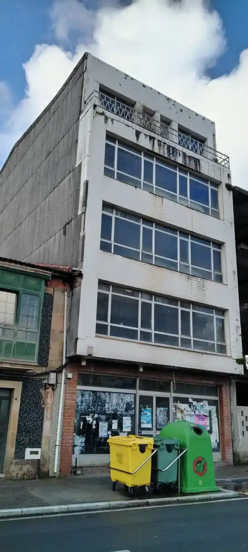 Vista exterior de Edifici en venda en Camariñas