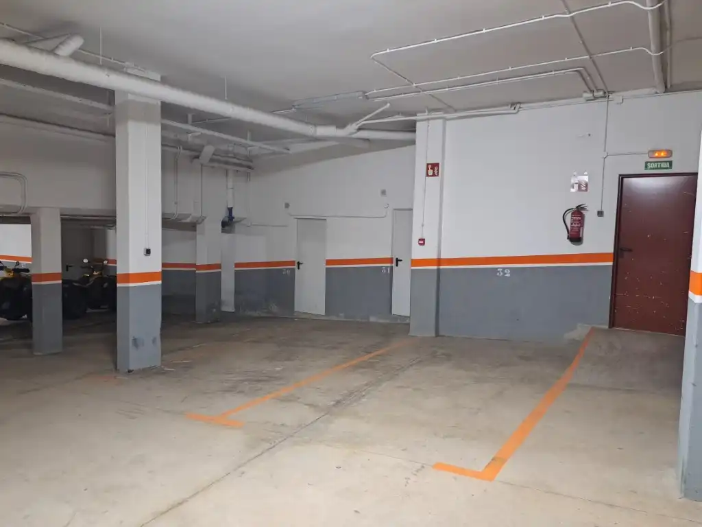 Parking de Dúplex en venta en Alp con Calefacción, Trastero y Amueblado