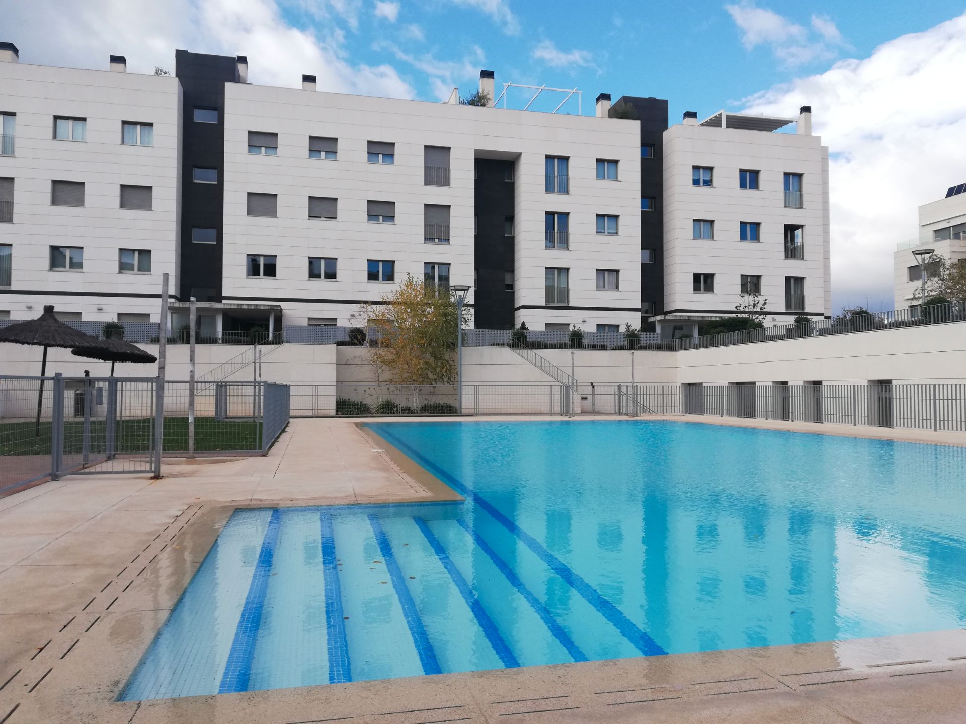 Swimming pool of Attic to rent in Pozuelo de Alarcón  with Air Conditioner, Heating and Parquet flooring