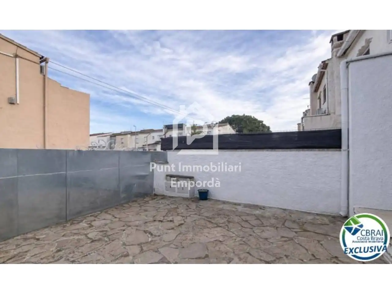 Außenansicht von Einfamilien-Reihenhaus zum Verkauf in Empuriabrava mit Klimaanlage, Heizung und Terrasse