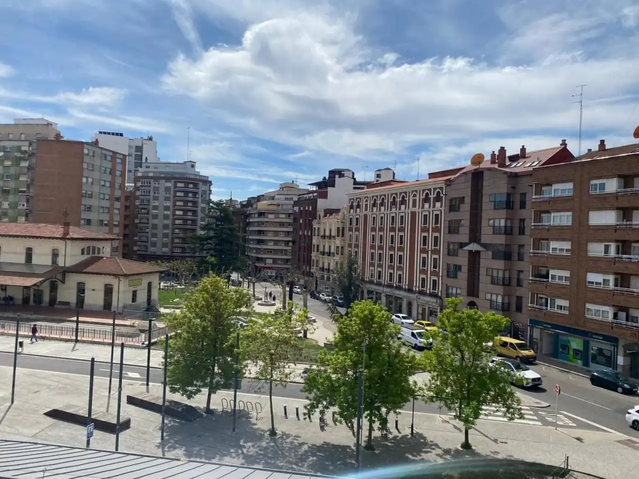 Vista exterior de Piso de alquiler en León Capital  con Calefacción, Terraza y Amueblado