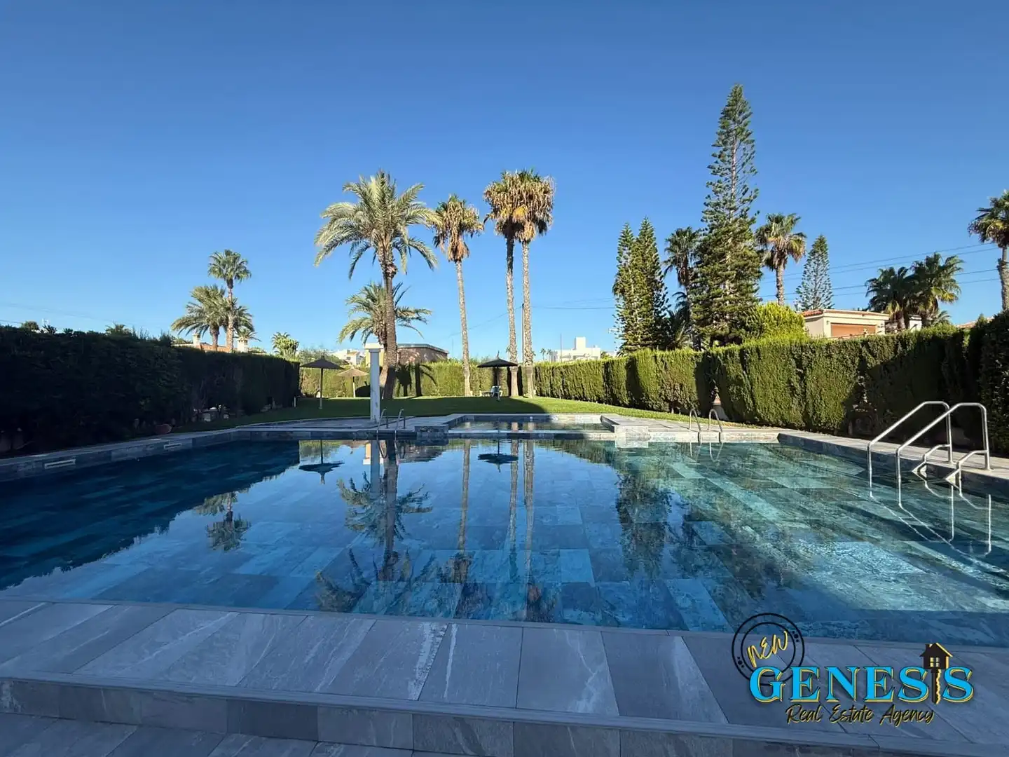 Piscina de Ático en venta en Orihuela con Aire acondicionado, Terraza y Amueblado