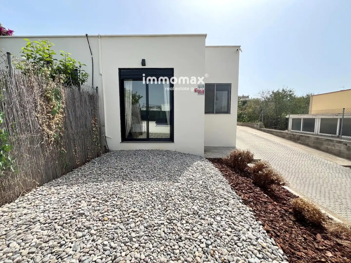 Vista exterior de Casa o xalet en venda en Vilanova i la Geltrú amb Aire condicionat, Calefacció i Jardí privat