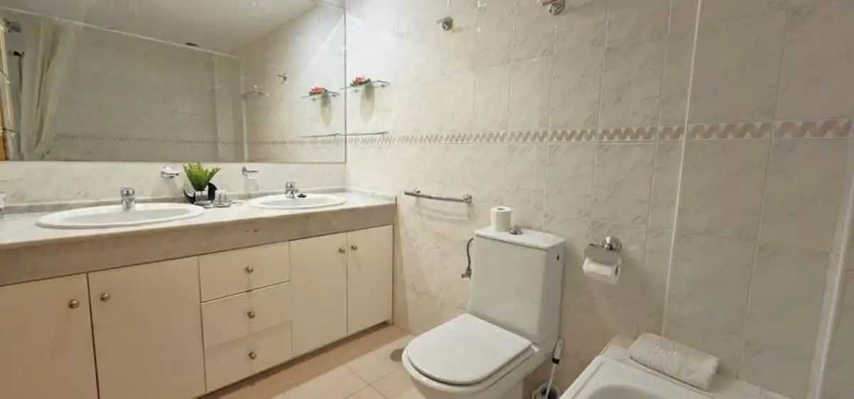 Bathroom of Ground floor for sale in Marbella  with Air Conditioner, Terrace and Swimming Pool