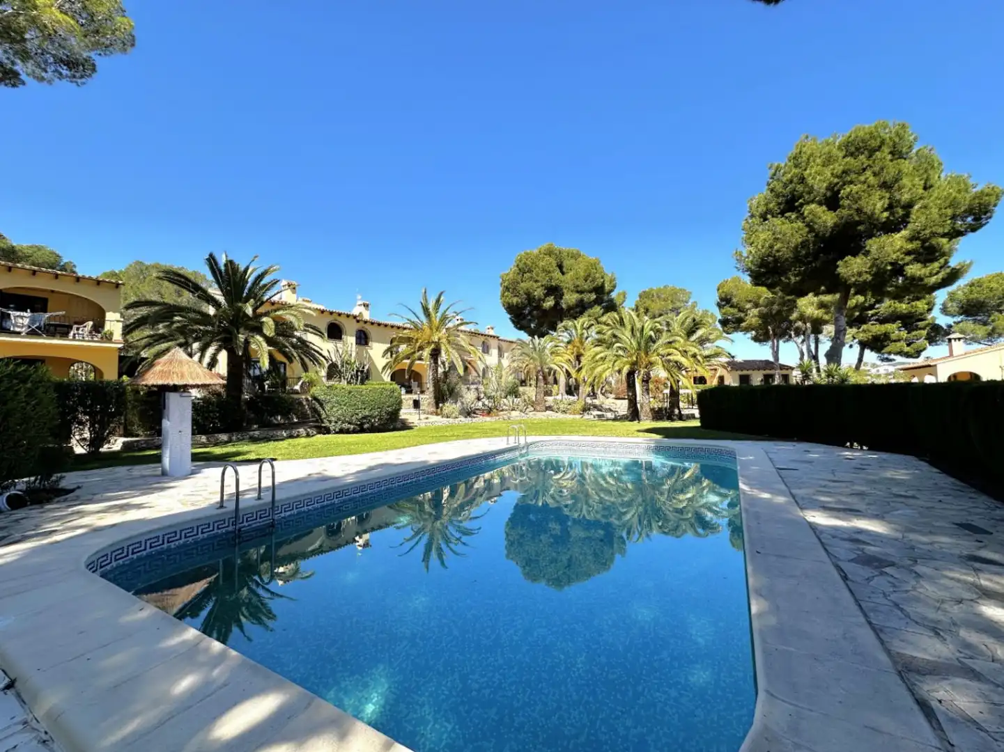 Schwimmbecken von Wohnungen zum Verkauf in Moraira mit Klimaanlage, Heizung und Privatgarten