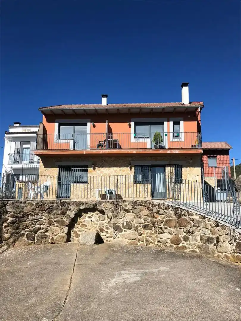 Vista exterior de Apartament en venda en Vallejera de Riofrío amb Jardí privat, Piscina i Moblat