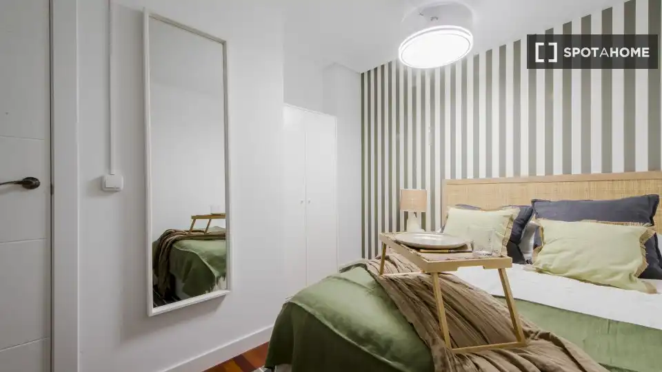 Bedroom of Flat for share in Madrid  with Air Conditioner, Heating and Furnished