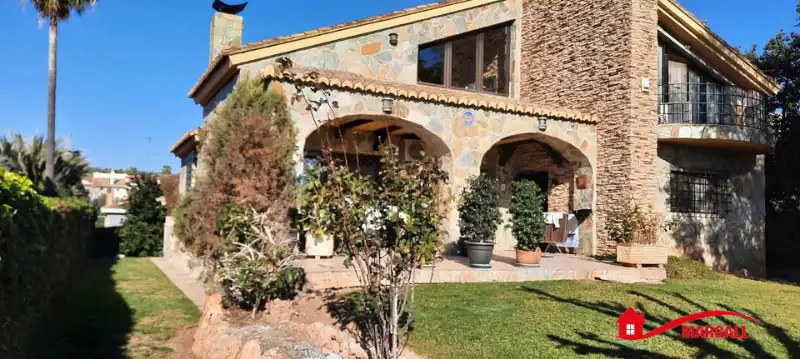 Chalet con terraza en venta en Alfinach - Los Monasterios