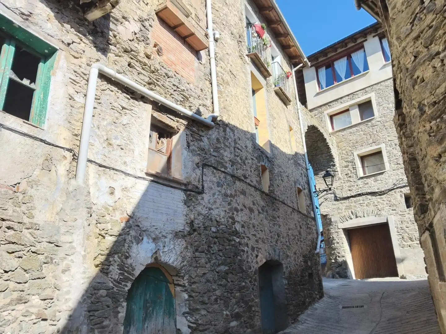 Vista exterior de Casa adosada en venda en Ribera d'Urgellet amb Calefacció