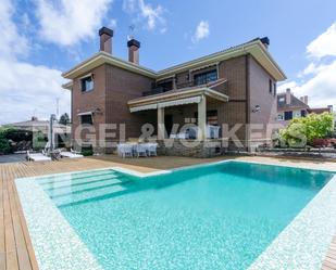 Vista exterior de Casa o xalet de lloguer en Pozuelo de Alarcón amb Aire condicionat i Piscina