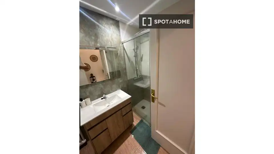 Bathroom of Flat for share in Madrid  with Air Conditioner, Heating and Terrace