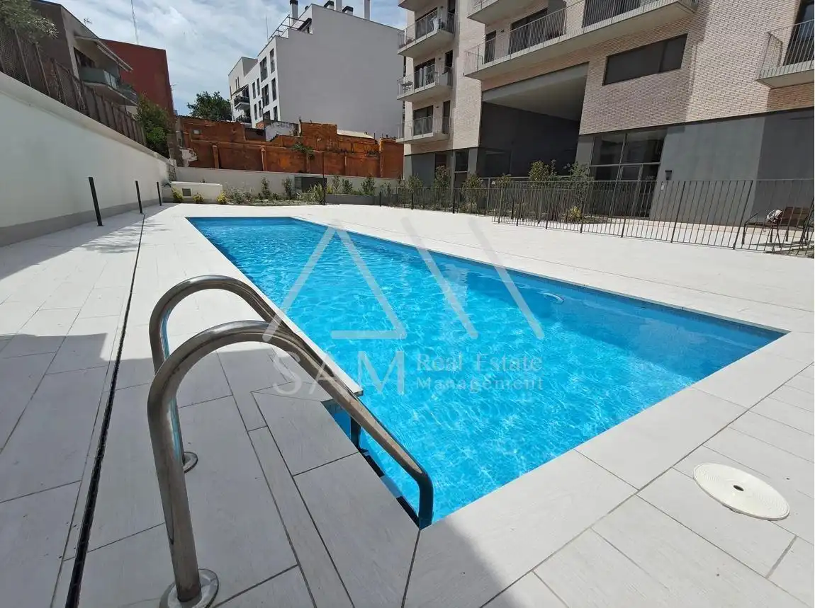 Piscina de Piso en venta en Barcelona con Calefacción, Terraza y Balcón