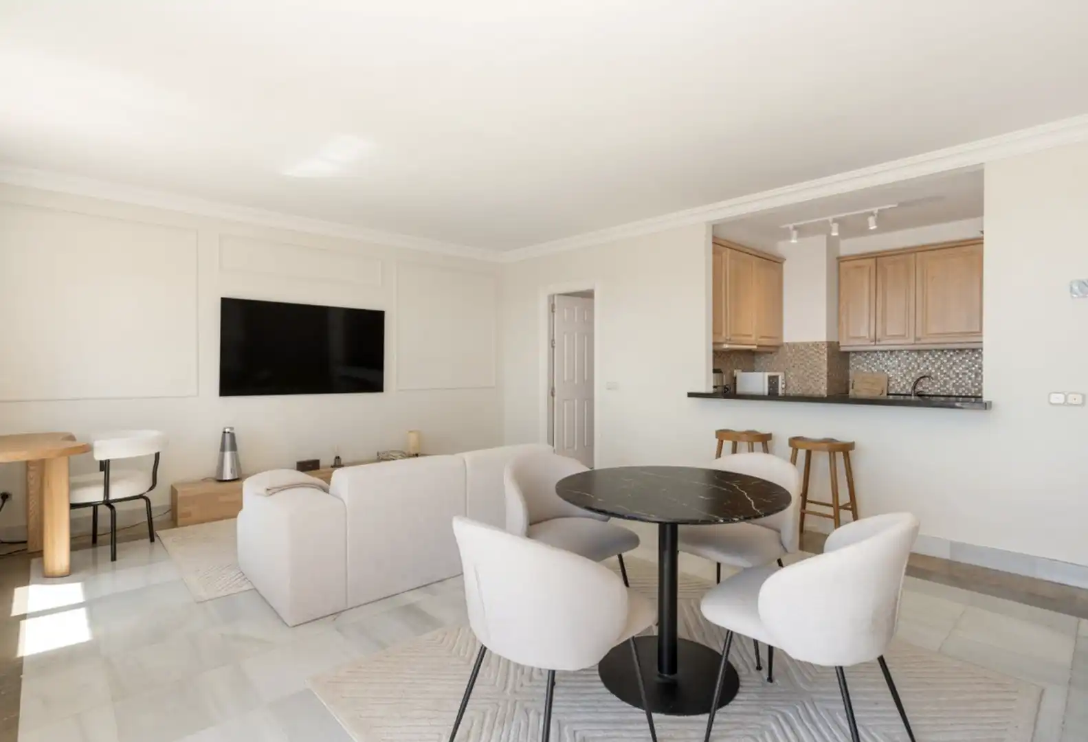 Sala de estar de Ático en venta en Benahavís con Aire acondicionado, Calefacción y Terraza