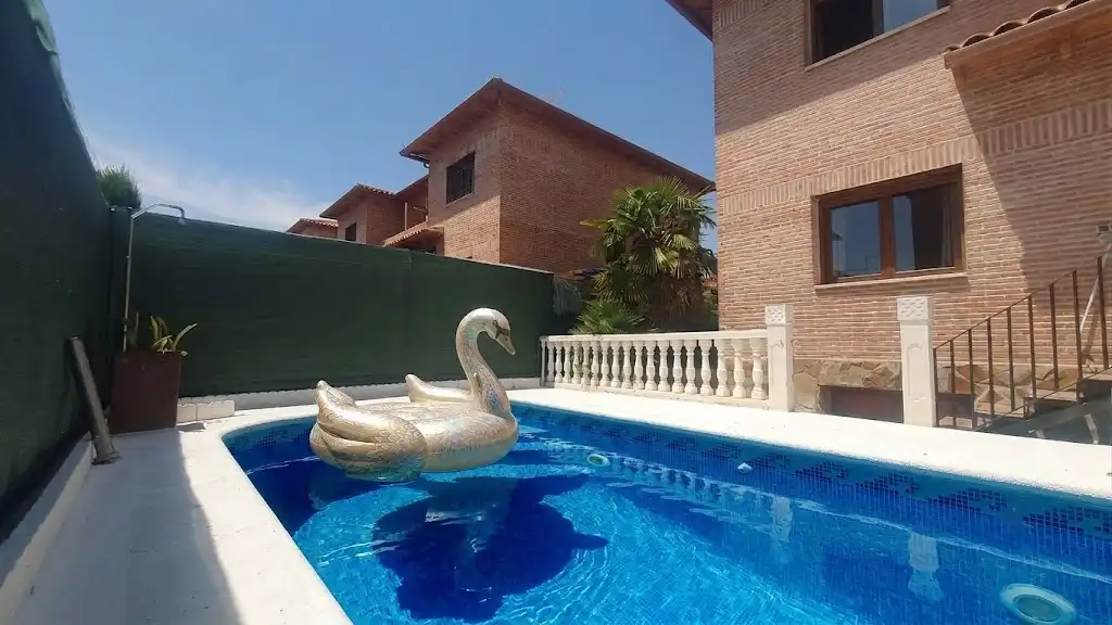 Piscina de Casa adosada en venda en Olías del Rey amb Aire condicionat, Calefacció i Jardí privat