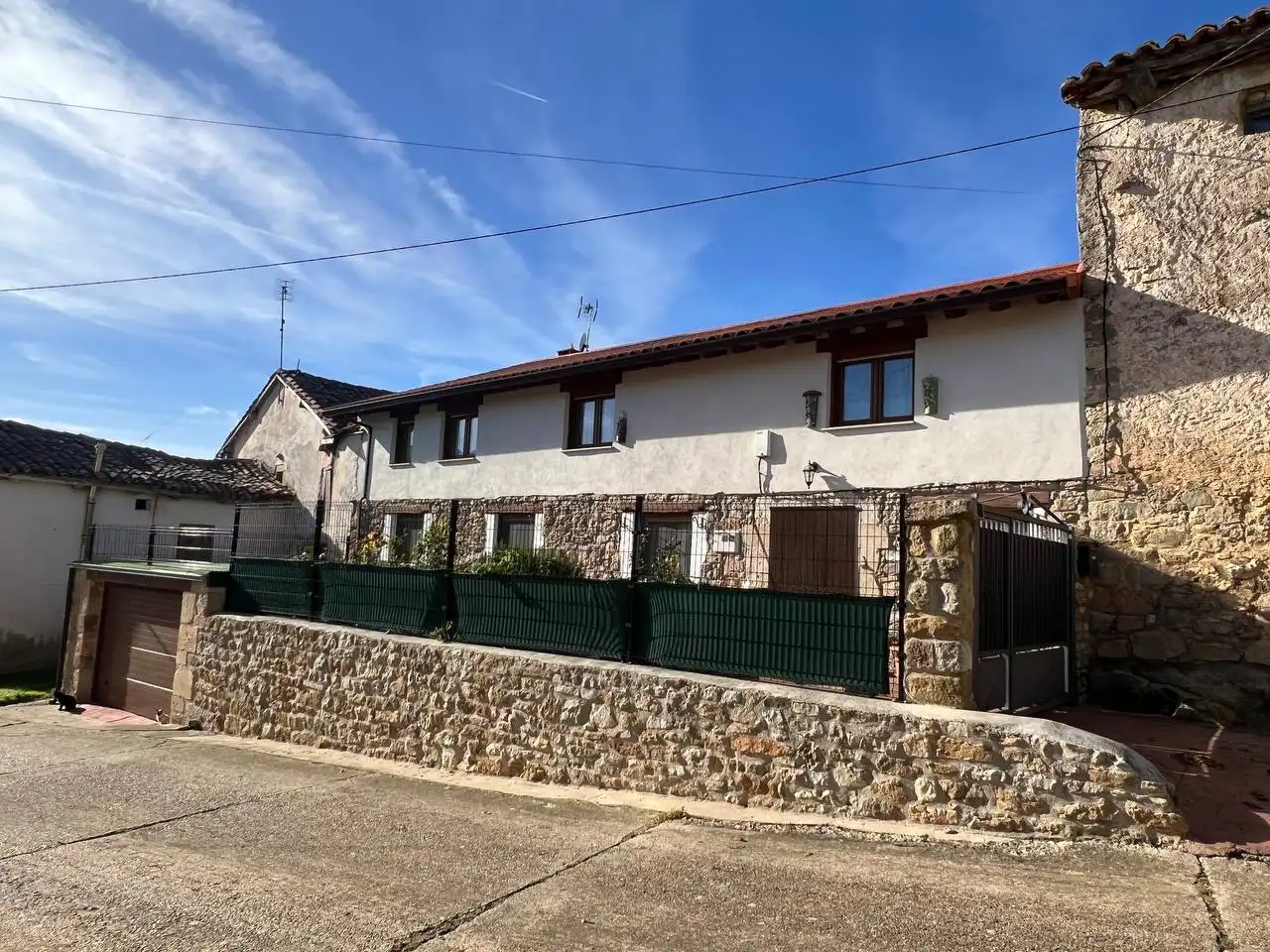 Vista exterior de Casa adosada en venda en Rebolledo de la Torre amb Calefacció, Parquet i Moblat