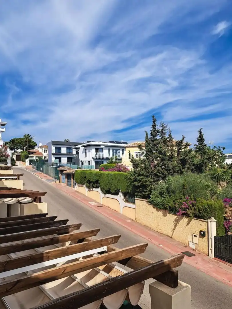 Vista exterior de Casa adosada de lloguer en Mijas amb Aire condicionat, Terrassa i Piscina