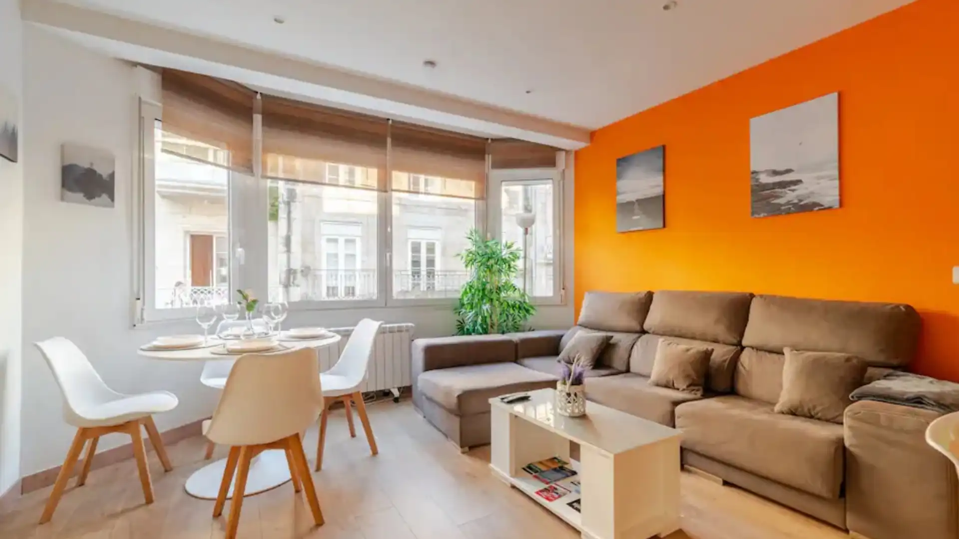 Sala d'estar de Apartament de lloguer en Vigo  amb Aire condicionat, Parquet i Moblat