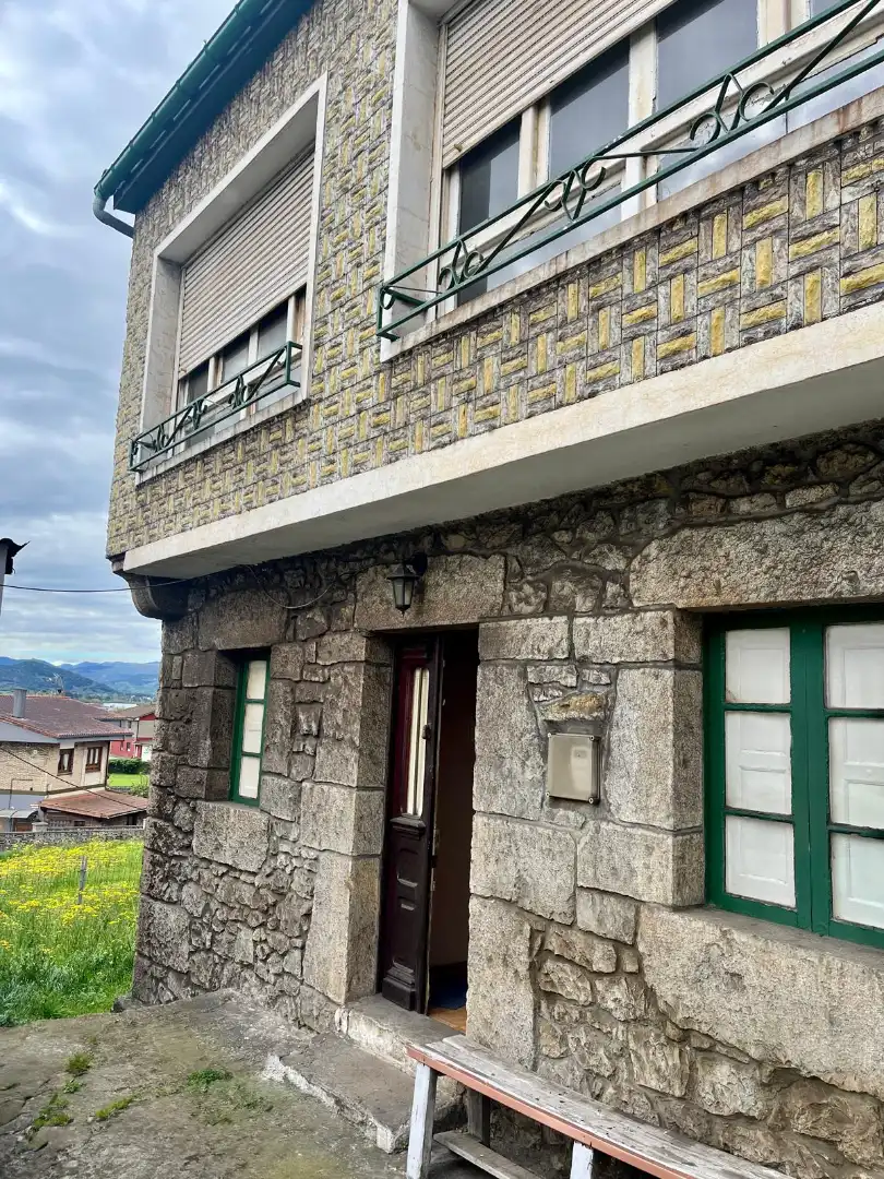 Vista exterior de Casa o xalet en venda en Camargo amb Jardí privat, Traster i Balcó
