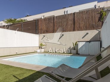 Adossat amb piscina en venda a Los Hueros