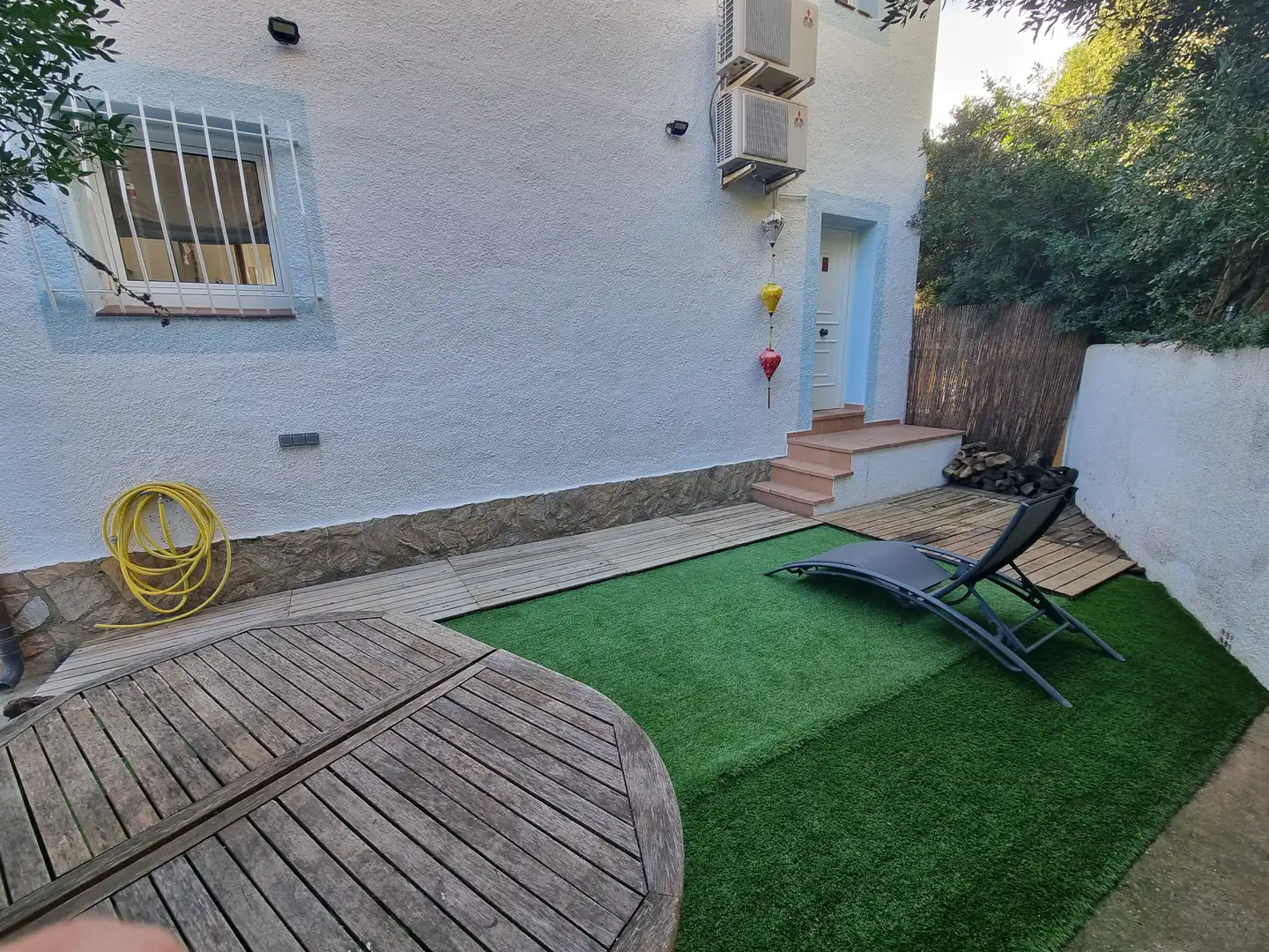 Garten von Einfamilien-Reihenhaus zum Verkauf in Roses mit Klimaanlage, Heizung und Privatgarten