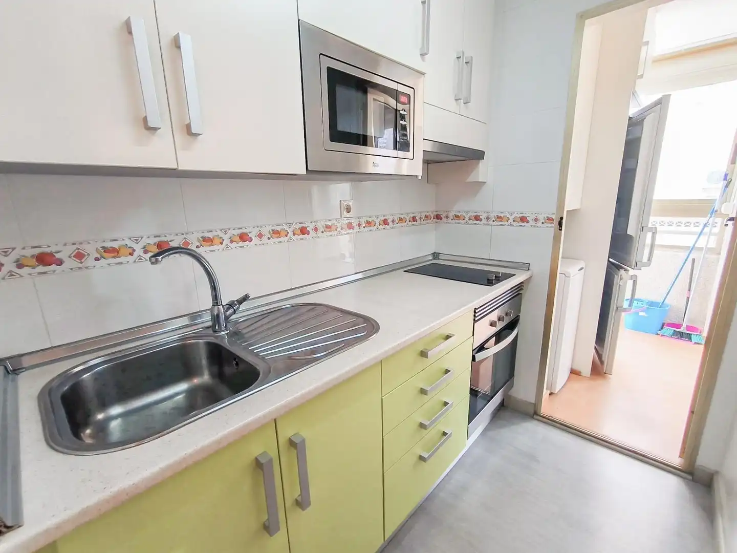 Cuina de Apartament en venda en Benidorm amb Aire condicionat, Jardí privat i Moblat