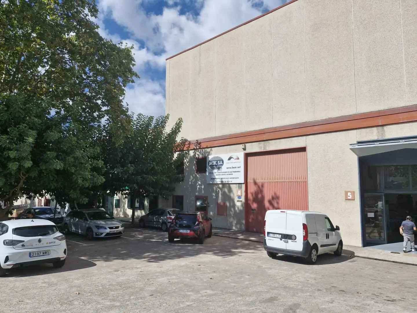 Außenansicht von Fabrikhallen zur Miete in Zona Industrial