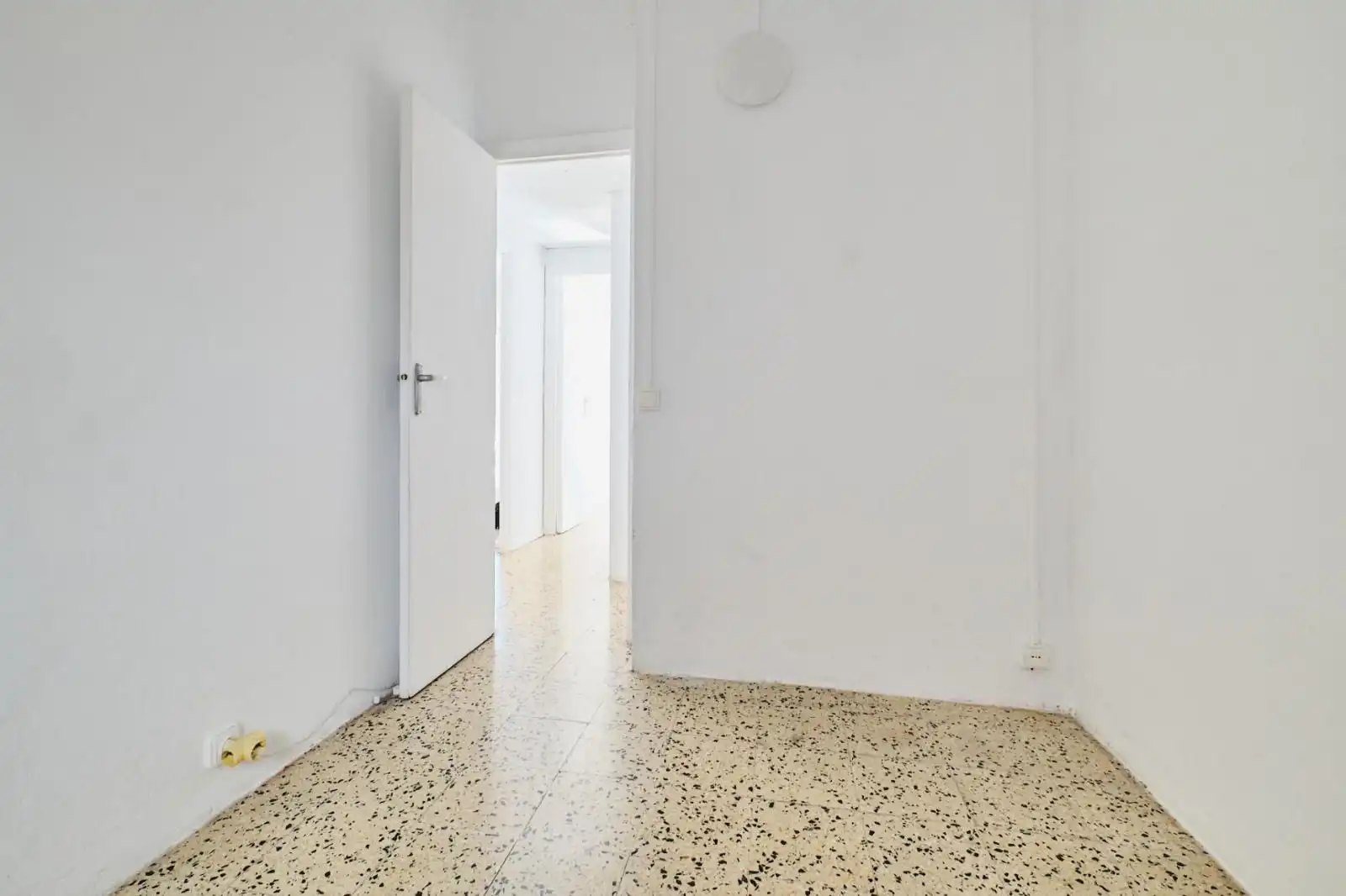 Flat for sale in Barcelona  with Air Conditioner, Washing machine and Microwave