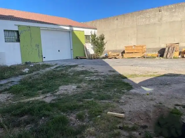 Parkplatz von Fabrikhallen zum Verkauf in La Lastrilla 