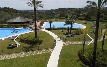 Piscina de Apartament en venda en Benahavís amb Aire condicionat, Calefacció i Jardí privat