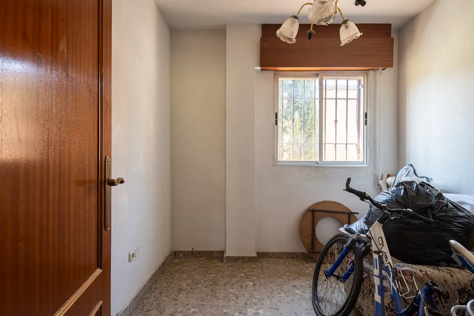 Einfamilien-Reihenhaus zum Verkauf in Granada mit Klimaanlage, Privatgarten und Terrasse