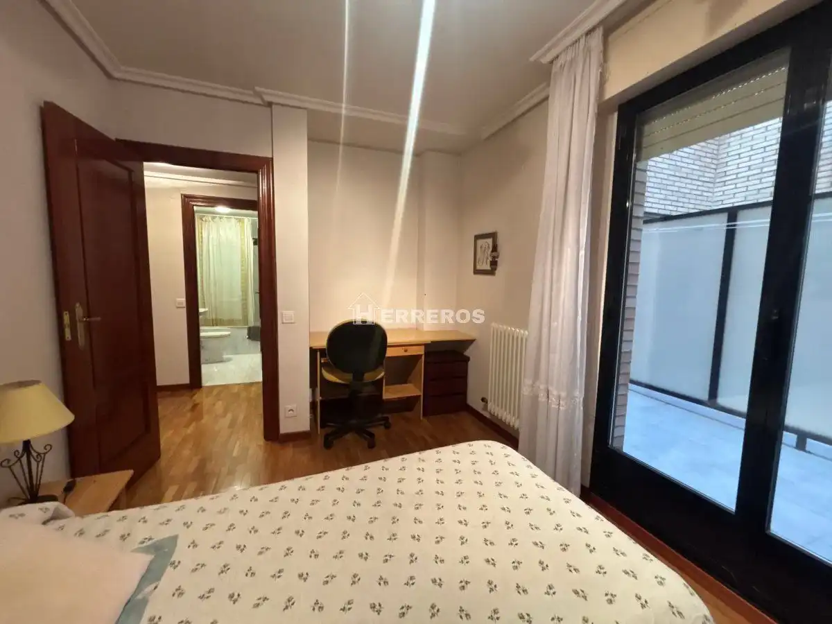 Habitación de Piso en venta en  Logroño con Calefacción, Parquet y Terraza