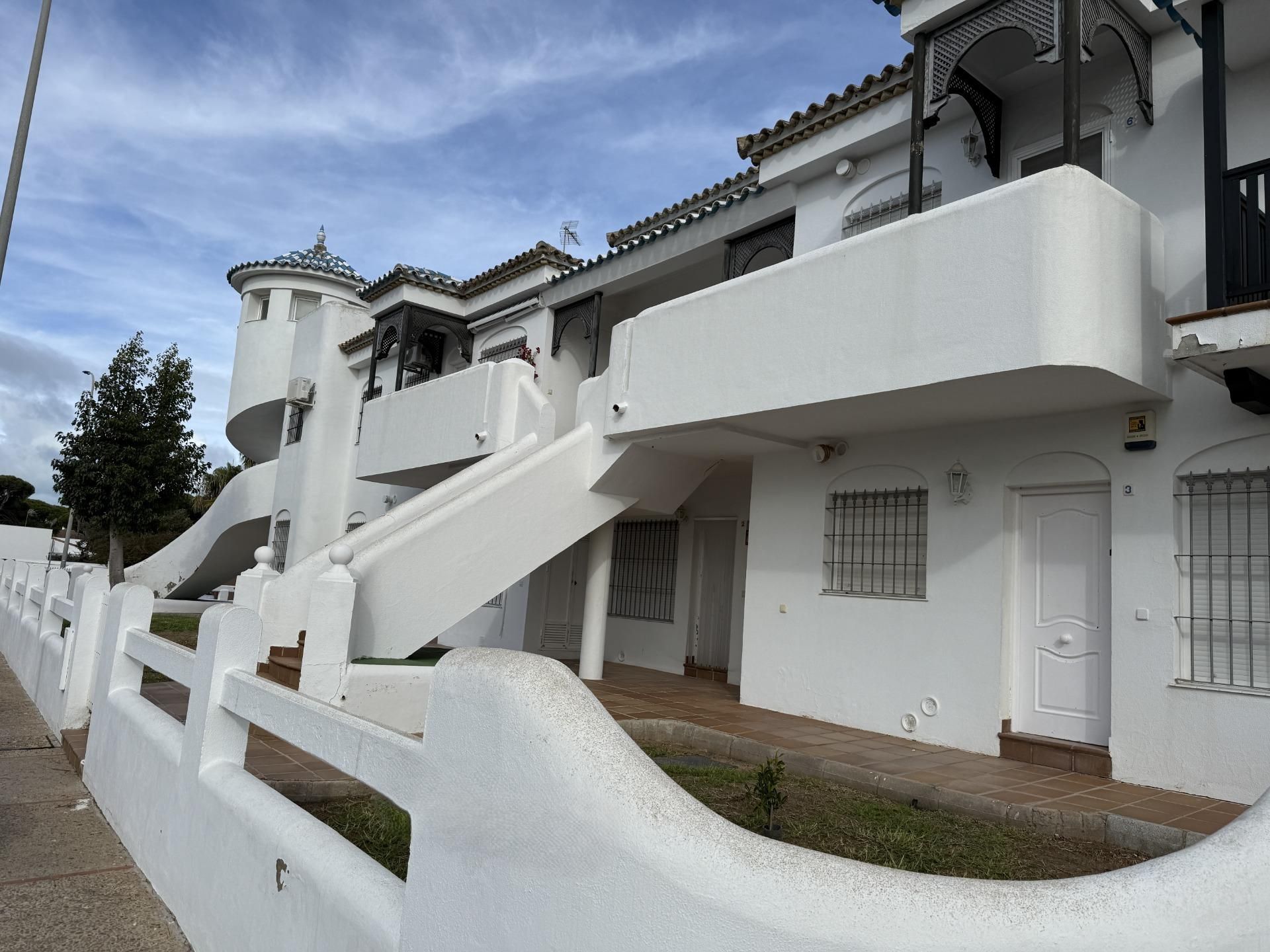 Vista exterior de Apartamento en venta en Chiclana de la Frontera con Terraza y Piscina comunitaria