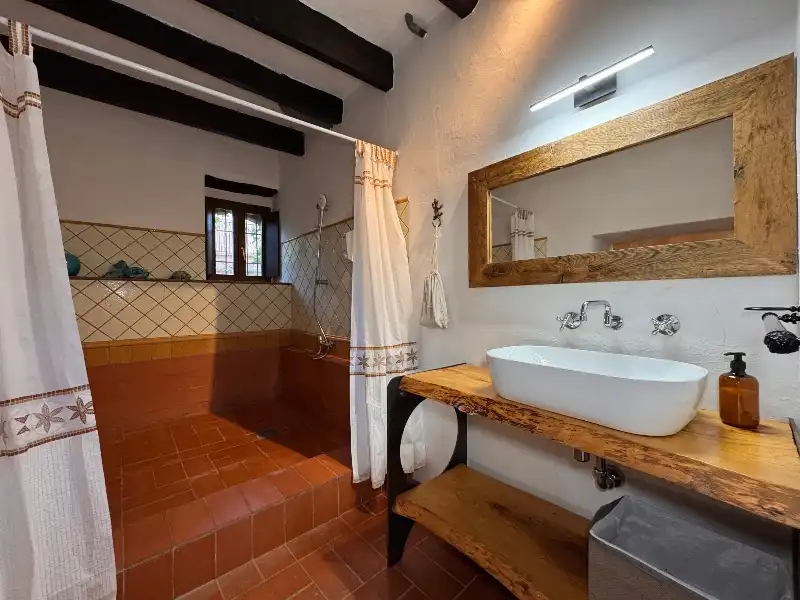 Baño de Finca rústica en venta en Ullastret con Aire acondicionado, Calefacción y Jardín privado