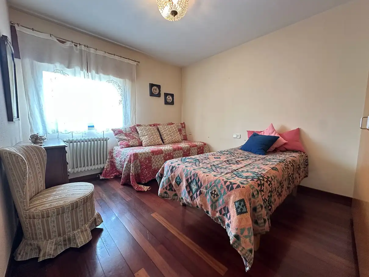 Habitación de Casa o chalet en venta en Santiago de Compostela  con Calefacción, Jardín privado y Parquet