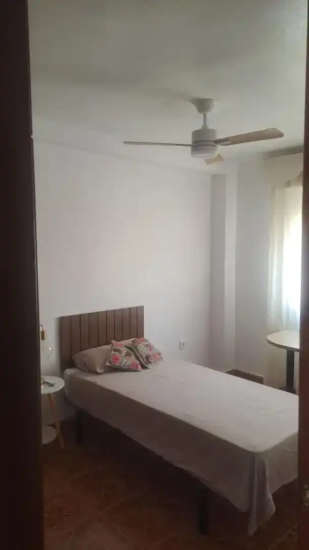 Schlafzimmer von Wohnung zur Miete in Sevilla mit Klimaanlage, Privatgarten und Möbliert