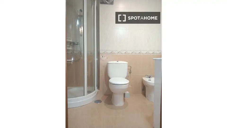 Badezimmer von Wohnung zur Miete in Madrid mit Klimaanlage, Heizung und Möbliert