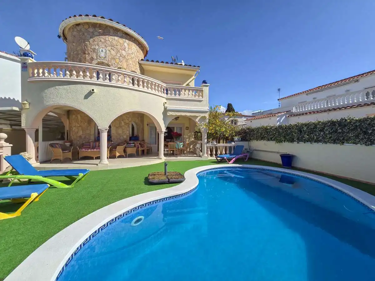 Piscina de Casa o xalet en venda en Empuriabrava amb Calefacció i Jardí privat