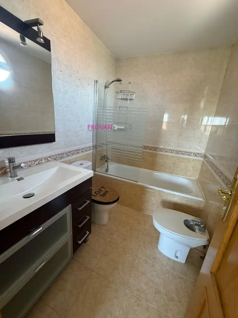 Baño de Casa adosada en venta en Galápagos con Calefacción y Jardín privado