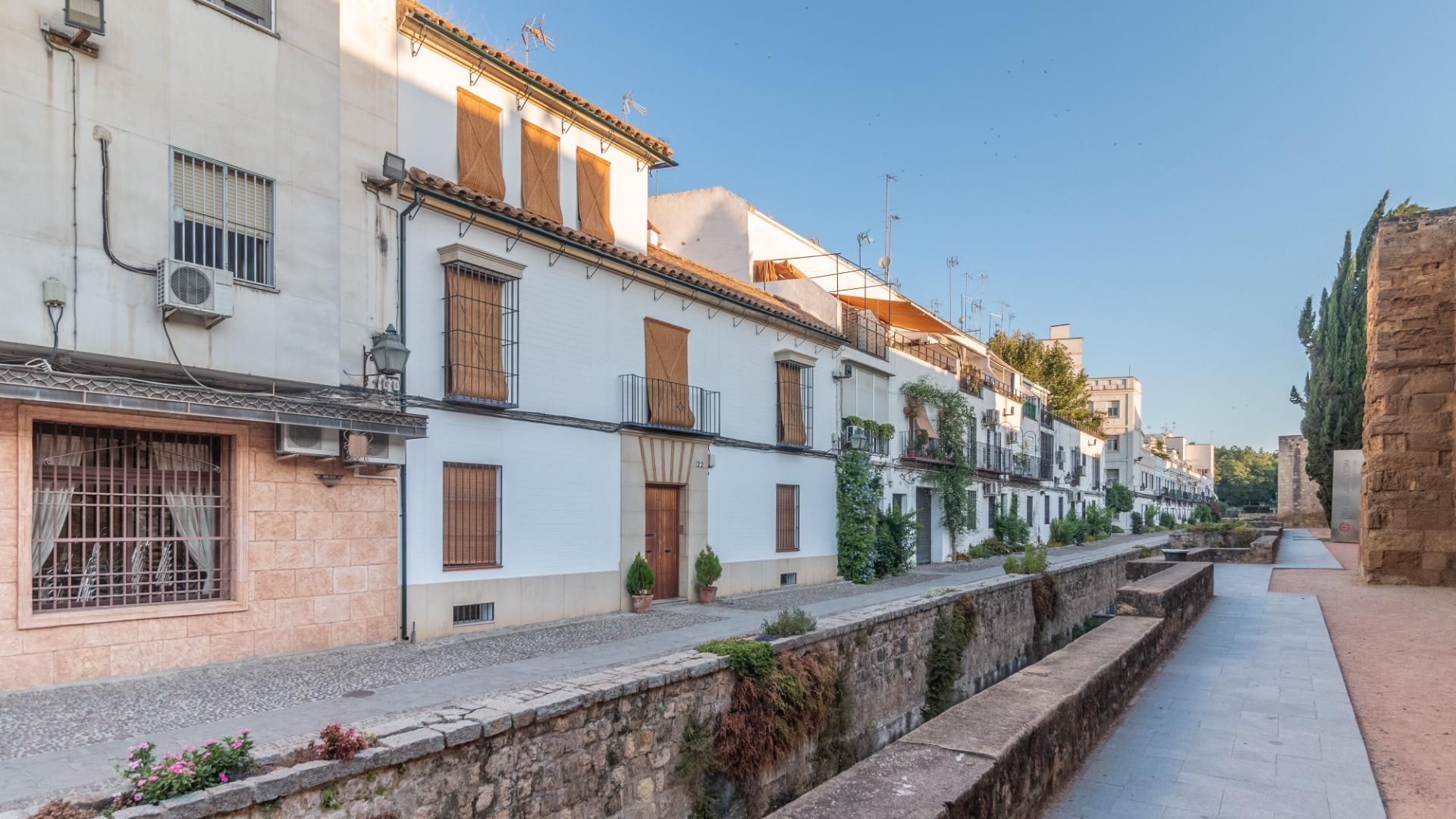 Vista exterior de Casa o chalet en venta en  Córdoba Capital con Terraza, Trastero y Amueblado