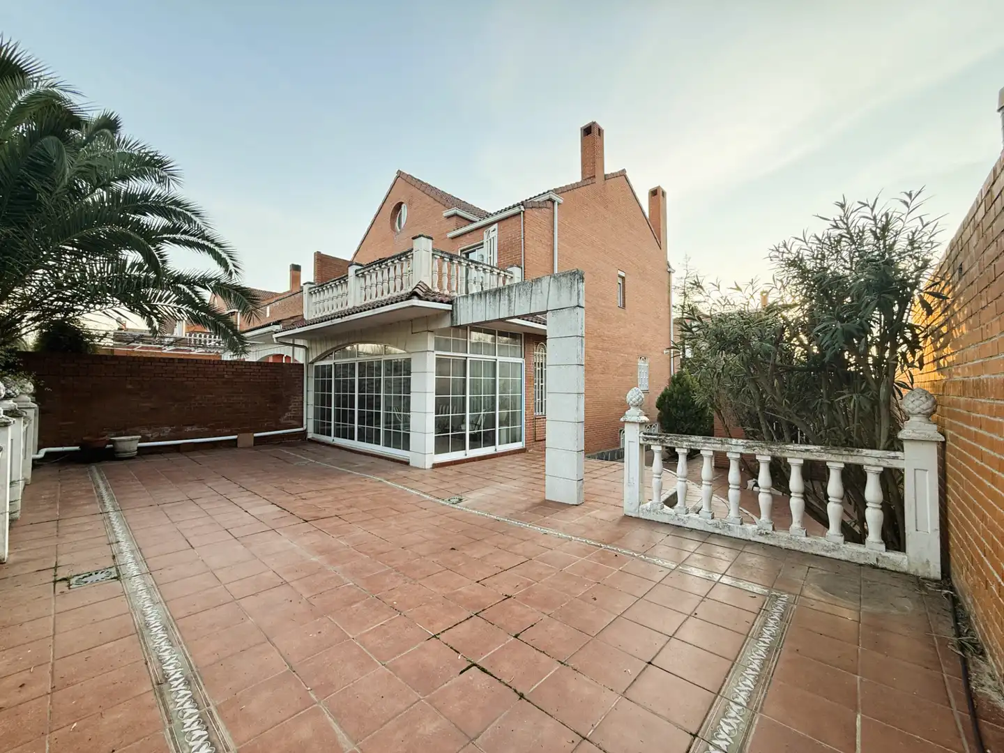 Vista exterior de Casa adosada en venda en Coslada amb Calefacció, Jardí privat i Terrassa