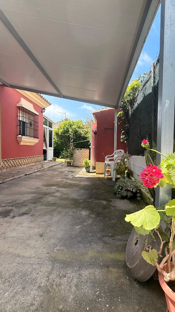 Vista exterior de Casa o xalet en venda en El Puerto de Santa María amb Aire condicionat, Jardí privat i Traster