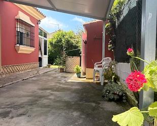Vista exterior de Casa o xalet en venda en El Puerto de Santa María amb Aire condicionat, Jardí privat i Traster