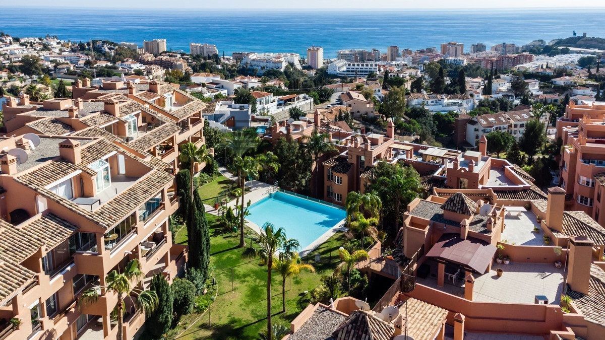 Vista exterior de Pis en venda en Fuengirola amb Aire condicionat, Terrassa i Piscina
