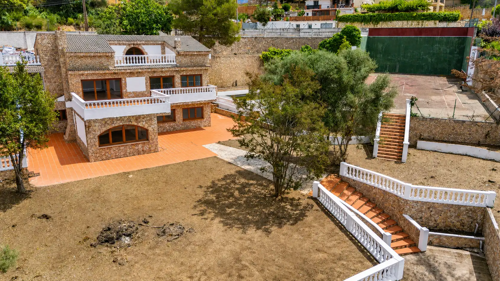 House with terrace for sale in Carrer Camamilla 34