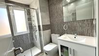 Bathroom of Flat for sale in  Madrid Capital  with Air Conditioner and Terrace