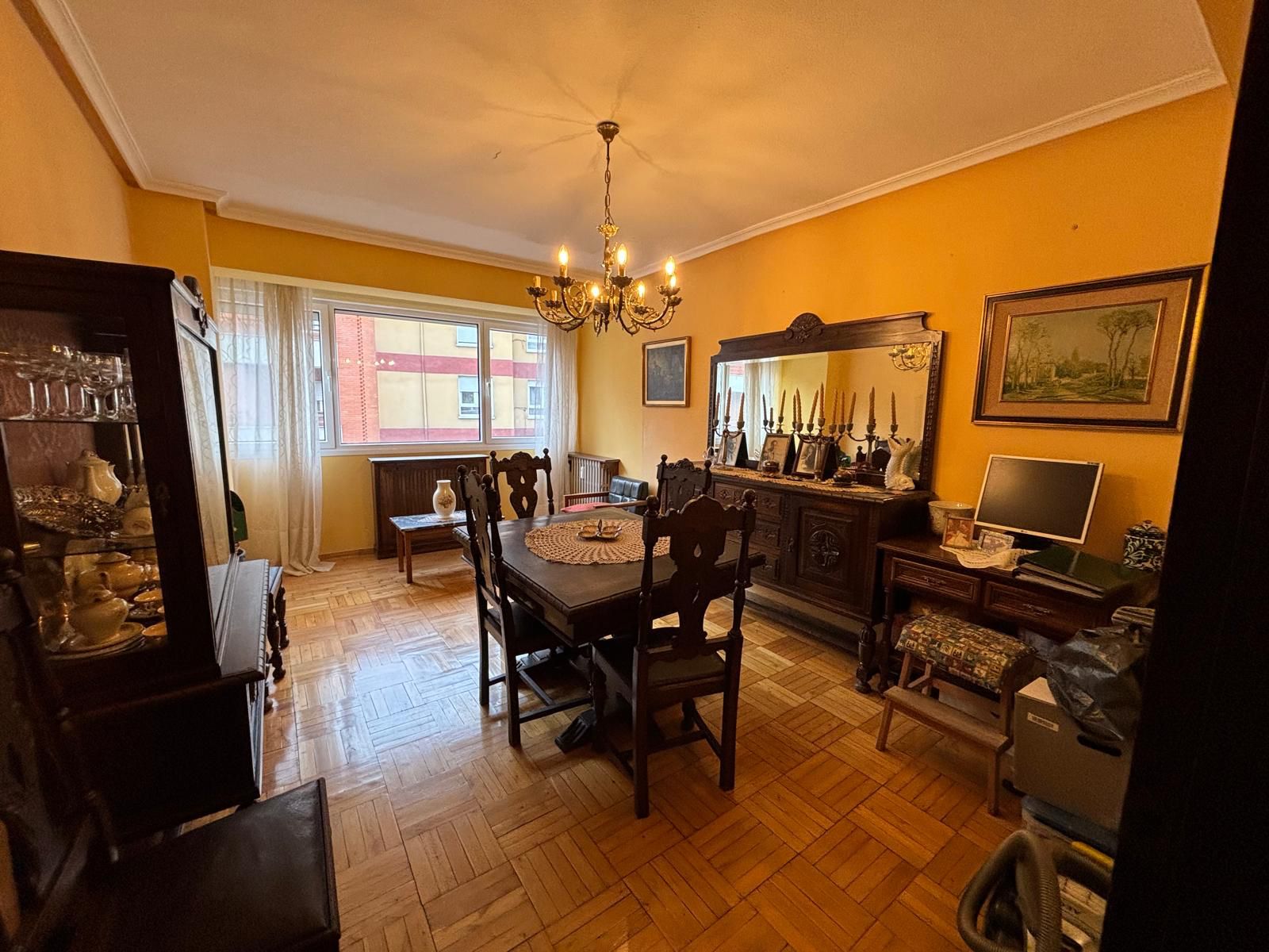 Menjador de Pis en venda en Oviedo  amb Calefacció, Parquet i Moblat