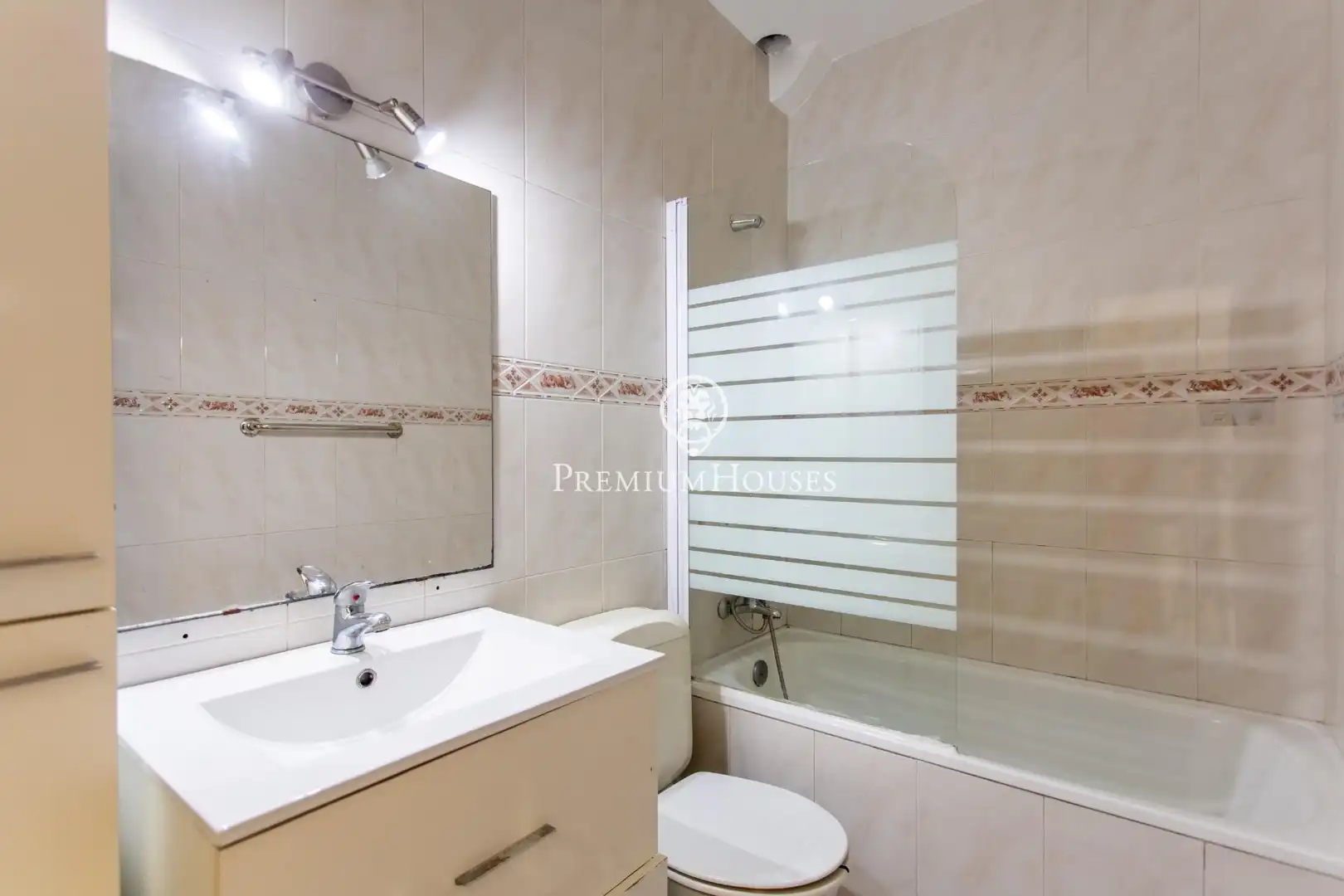 Badezimmer von Einfamilien-Reihenhaus zum Verkauf in Canet de Mar mit Klimaanlage, Heizung und Terrasse