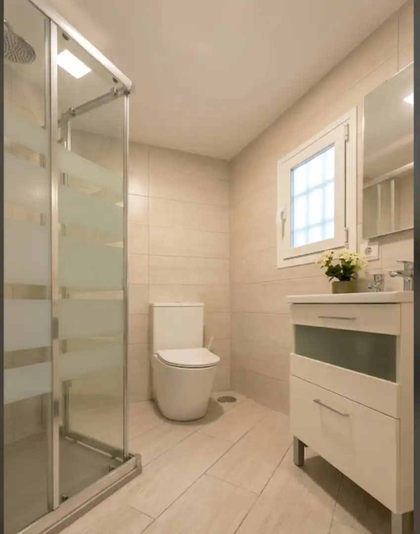 Badezimmer von Wohnung zur Miete in Madrid mit Klimaanlage, Heizung und Möbliert